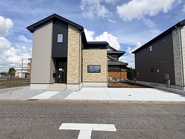 【現地外観写真】 シックで洗練された外観デザインと、整った敷地周りが魅力的です!