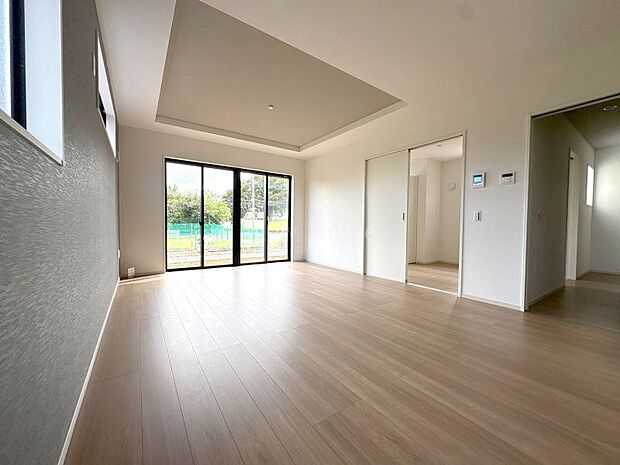 【ＬＤＫ１７．５帖】 折り上げ天井が空間に奥行きを生み出す17.5帖の広々LDKです！自然光がやさしく差し込み、開放感にあふれた心地よい居心地♪