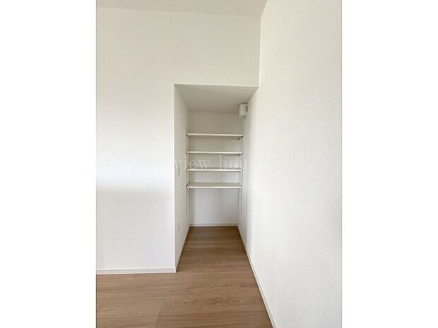 【パントリー】 買い置きの食料品や調味料、大きめの調理器具などをまとめて綺麗に整理可能♪調理中の出し入れもラクラクで、キッチン周りを常にスッキリ保てますね！