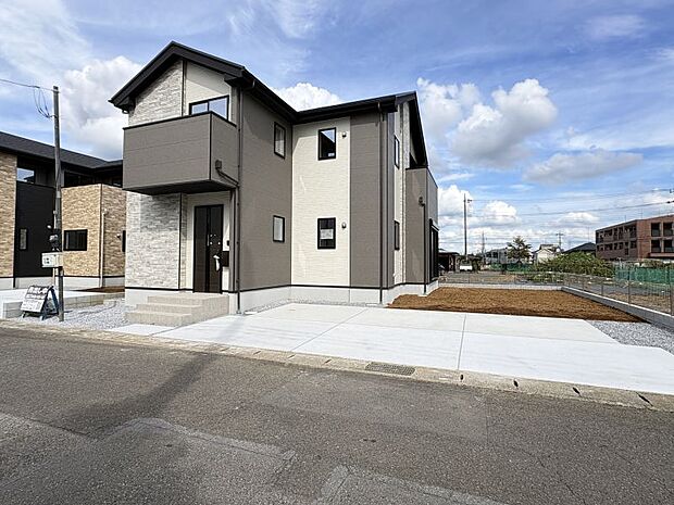 【現地外観写真】 交通量が落ち着いた穏やかな住宅街に位置しております！静かで安心感のある周辺環境は、小さなお子様の通学や毎日の散歩にもぴったり♪