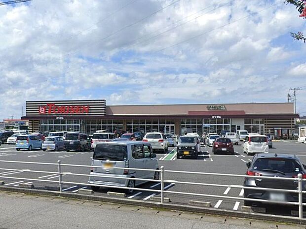 とりせん小山土塔店 550m営業時間９：００から２４：００まで。帰宅時間が遅い方、５０号線で帰宅の方は便利です。近くには飲食店多数あります♪