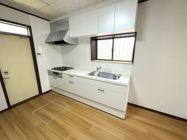【システムキッチン】 白を基調とした清潔感あふれるシステムキッチン。上下に豊富な収納スペースを備えており、調理器具や食器もすっきり片付きます。作業スペースもしっかり確保され、毎日の料理が快適に♪