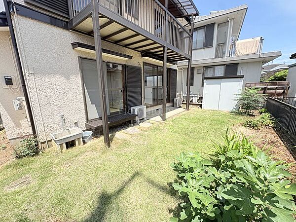 【お庭】 戸建てならではの魅力である、広々としたお庭スペースです。ガーデニングや家庭菜園を楽しんだり、夏場にお子様とプール遊びをしたりと、おうち時間をより豊かにしてくれるプライベート空間。