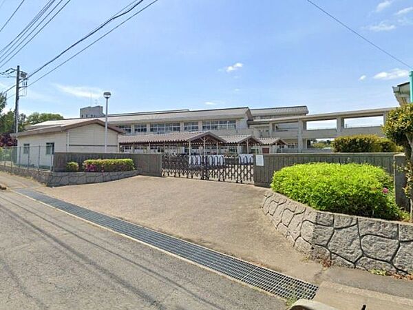 小山市立乙女中学校 550m教育活動全般にわたり、いじめ撲滅対策を推進している乙女中学校はこどもたちの健全育成のため、全職員一丸となって取り組んでいます。
