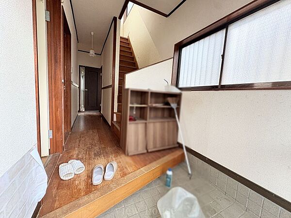 【玄関】 お家の顔となる玄関内部。シューズボックスや棚が設置されており、靴や小物をすっきりと整理整頓できます。手すりも付いており、日々の昇り降りをサポートします。