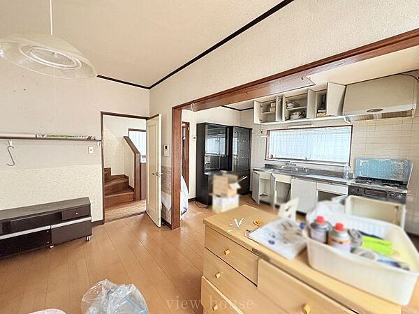 【ＬＤＫ１２帖】 キッチンは壁面についているため生活スペースも広々♪