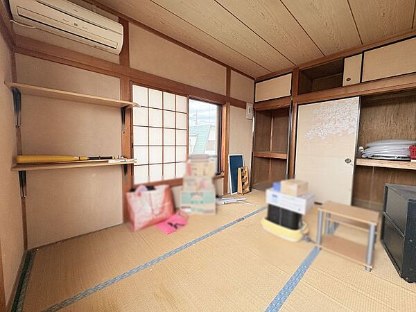 【２階和室６帖】 。収納スペースが確保されており、寝室としてはもちろん、書斎や趣味のお部屋、お荷物の多い方の収納部屋としても重宝します。