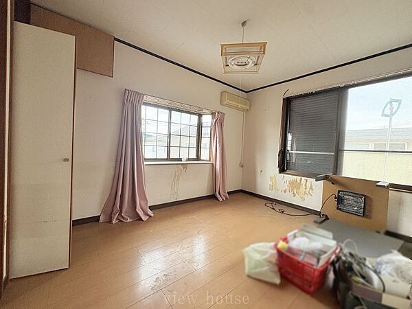 【２階洋室６帖】 十分な広さがあり、主寝室としてもおすすめのお部屋です。2面の窓から心地よい光と風をしっかりと取り込むことができます。