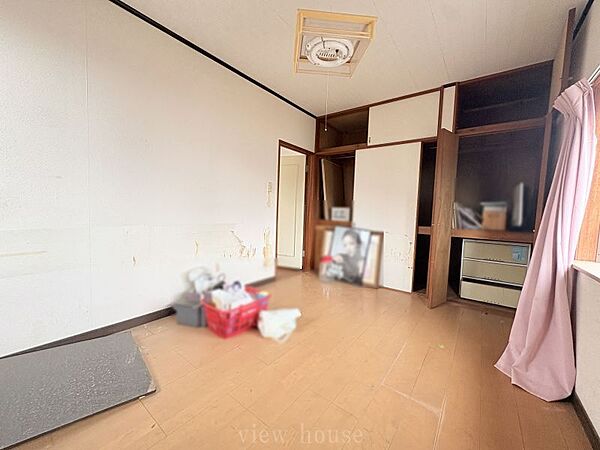 【２階洋室６帖】 シンプルな内装デザインのため、お好みのベッドやインテリアを自由に配置して、自分好みの快適な寝室空間を作れます。
