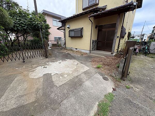 【駐車スペース】 敷地内の駐車スペース。お車での移動が多いエリアでも安心です。