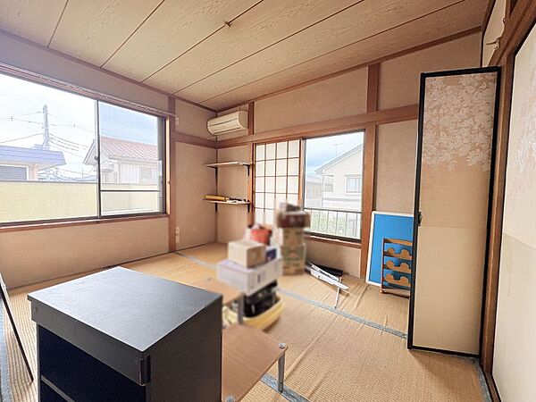 【２階和室６帖】 2面採光で風通しも良好です。畳の香りに癒やされながら、ゆったりとしたプライベート時間を過ごせます。