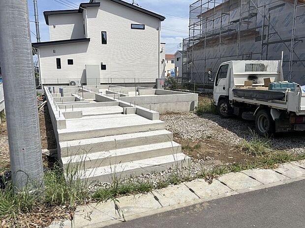 【４号棟】現地写真♪ 日当たり良好！４号棟の現地外観です。