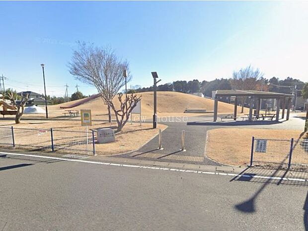 わくわく山公園 1000m結城市結城につくられた四ツ京近隣公園。公募で決まった「わくわく山公園」という愛称の通り芝生の小山がメインとなっており、いろいろな遊具が配置された楽しい公園です。