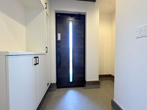 【玄関】 シューズボックス反対側には便利な土間収納付き♪