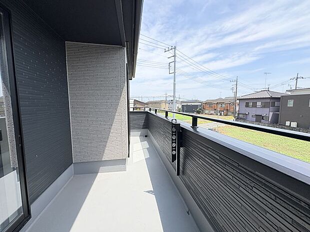 【バルコニー】 南面日当たり良好♪洗濯物や布団もしっかり干せて毎日の家事を心地よくサポートします♪
