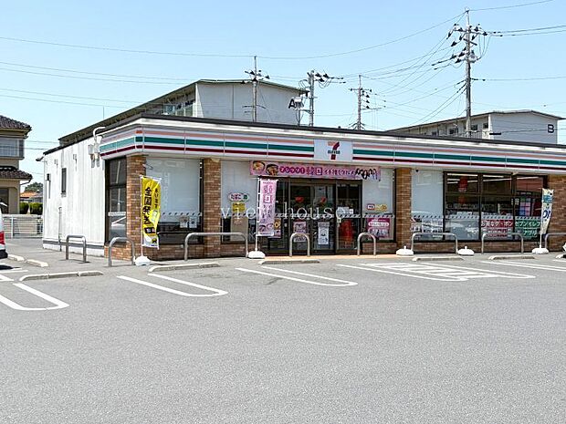 セブンイレブン小山間々田店 1070m国道４号線沿いにあります。お昼時には駐車場が満車になるときも多いお店です。