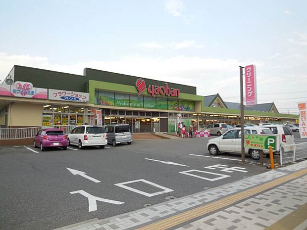 ヤオハン城東店 730m小山市のヤオハンはこちら1店舗です。CGCグループで品揃え豊富！営業時間は９：００から２１：００　百円ショップミーツもあります。