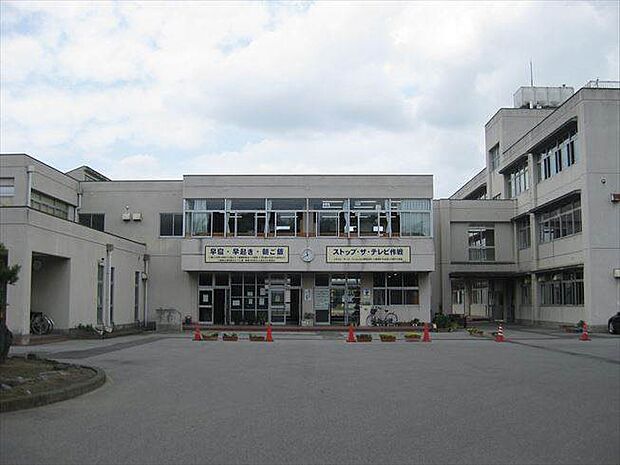 伊勢崎市立広瀬小学校 896m学校周辺は住宅街や公園に囲まれており、落ち着いて勉強や生活ができる環境です♪