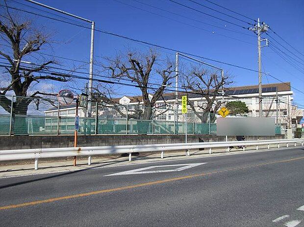 伊勢崎市立あずま中学校 2703m昭和22年開校の伝統ある「あずま中学校」。ゆたかに実る田畑に囲まれた落ち着いた環境で勉強・生活ができます♪
