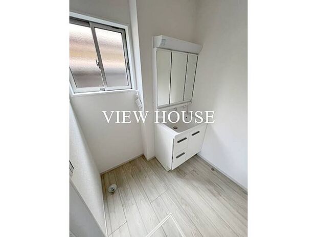 三面鏡にハンドシャワー付き、使いやすい洗面台♪