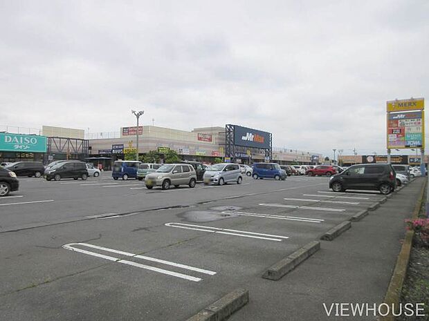 ハイパーモールメルクス伊勢崎店 1329mミスターマックス、ザ・ダイソー、タイヤ市場、神戸クックワールドビュッフェ、あなはら、美容室、歯科、クリーニング、ATM等があり便利です♪