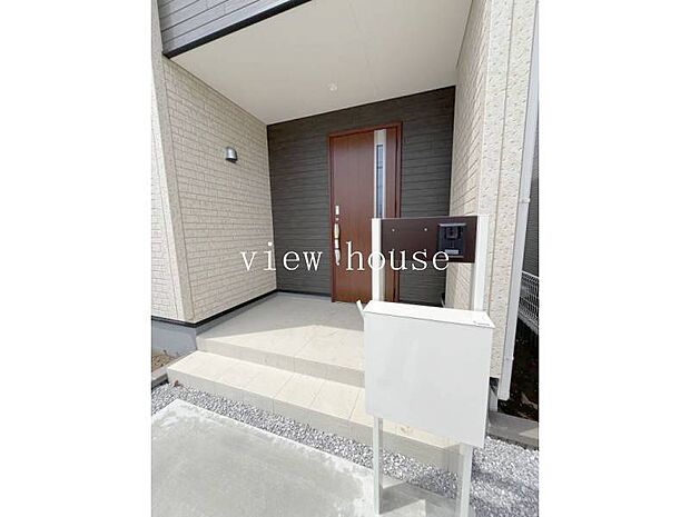 ・目隠しも兼ねて壁が配置された玄関になります♪