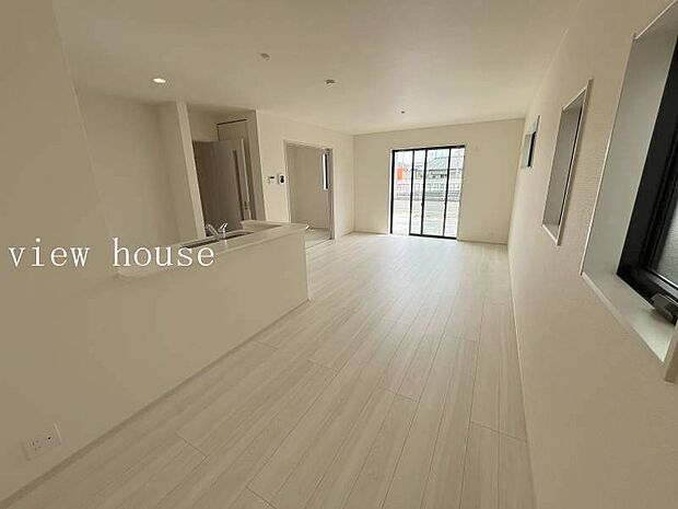 ・窓辺からの日差しが暖かなリビングを演出します♪