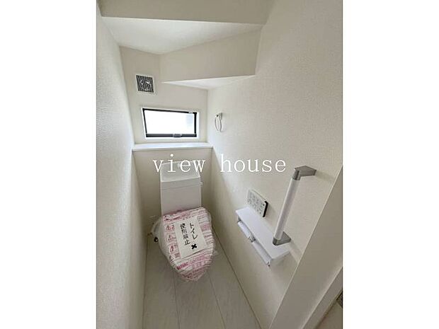 ・外の明るい日差しを取り込めるトイレになります♪