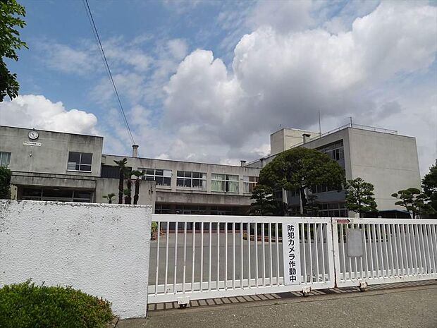 伊勢崎市立豊受小学校 1438m周辺は緑が多く、落ち着いた環境で勉強に取り組むことができます♪
