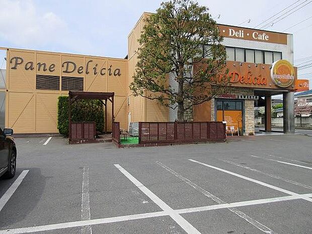 グンイチパン除ヶ町店 2038m営業時間≪8：00〜19：00≫　焼き立てパンが並んでいるので、いつでもお買い物に便利♪駐車場も広いので、駐車もラクラク安心です♪