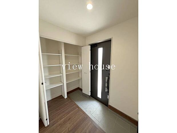 ・可動棚式収納付きです♪