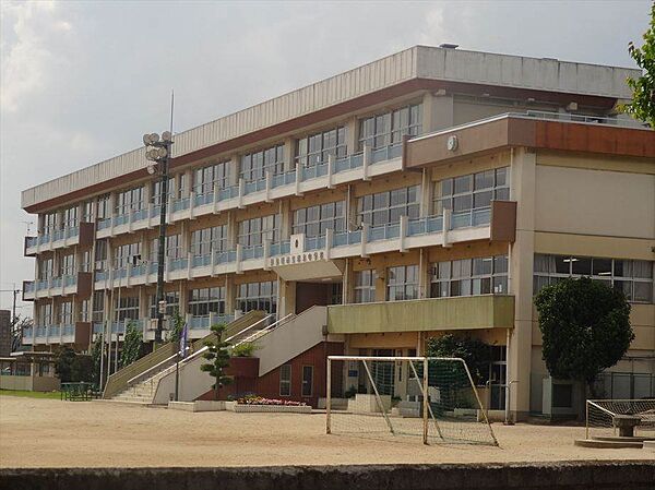 伊勢崎市立境北中学校 947m