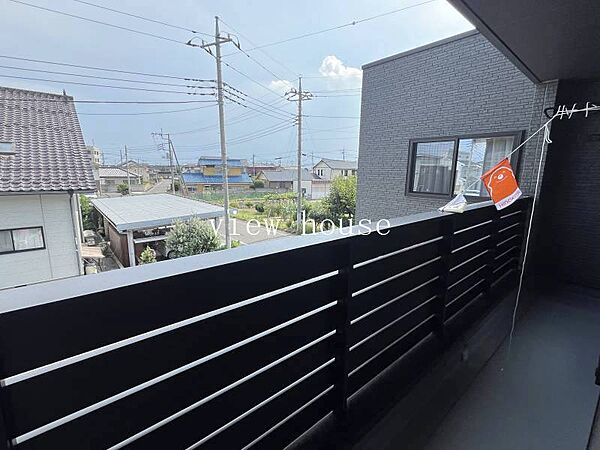 ・屋根のあるバルコニーは、急な雨でも洗濯物が濡れるのを最小限に防げます。
