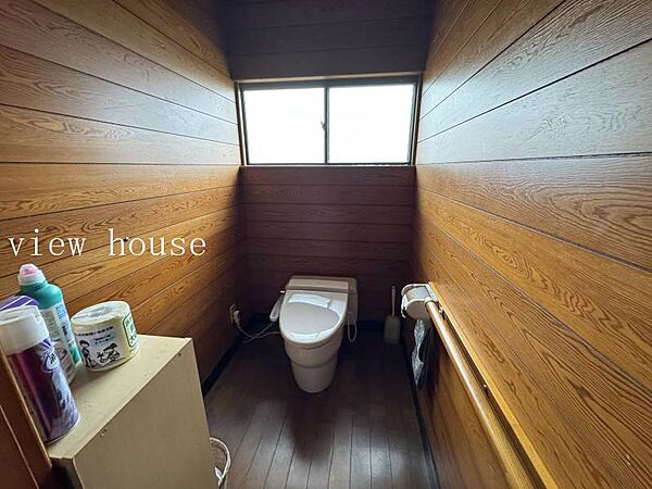 【居宅】・外の明るい日差しを取り込めるトイレになります♪