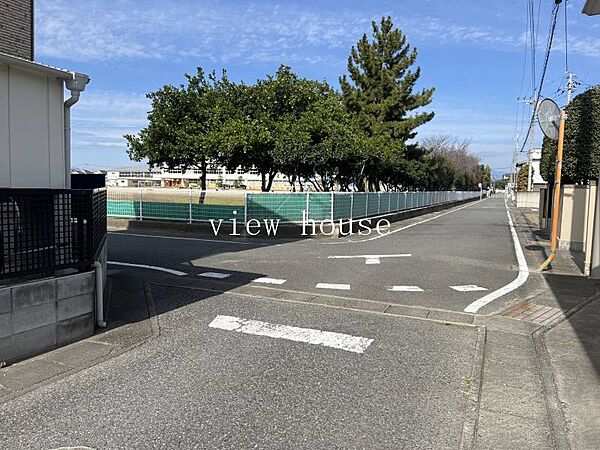 すぐそこに見えるのが坂東小学校になります♪