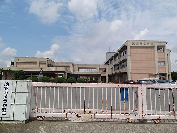 伊勢崎市立坂東小学校 292m