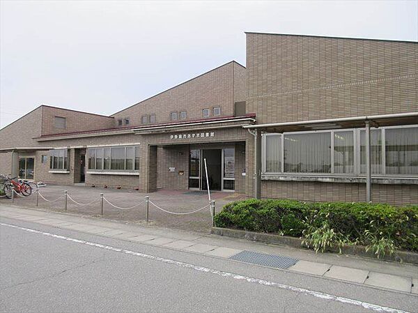 伊勢崎市あずま図書館 1661m