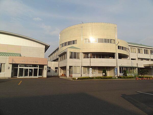 伊勢崎市立宮郷第二小学校 848m近くには公園が近接しており、豊な緑に囲まれた落ち着いた環境で勉強に取り組むことができます♪