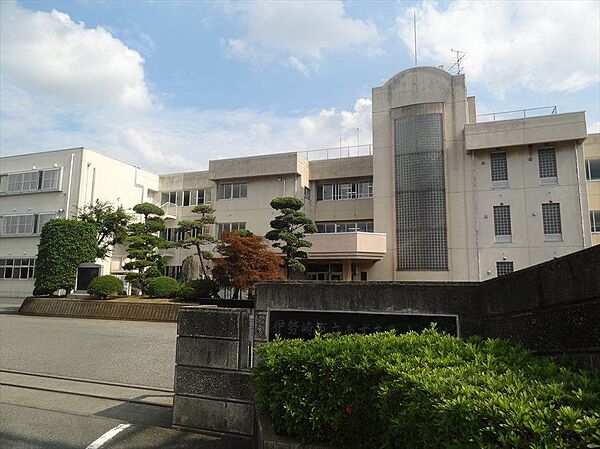 伊勢崎市立あずま北小学校 1232m柔らかな風と豊かな緑、近くには早川が流れ、四季折々の自然が感じられる落ち着いた環境で勉強もはかどります♪