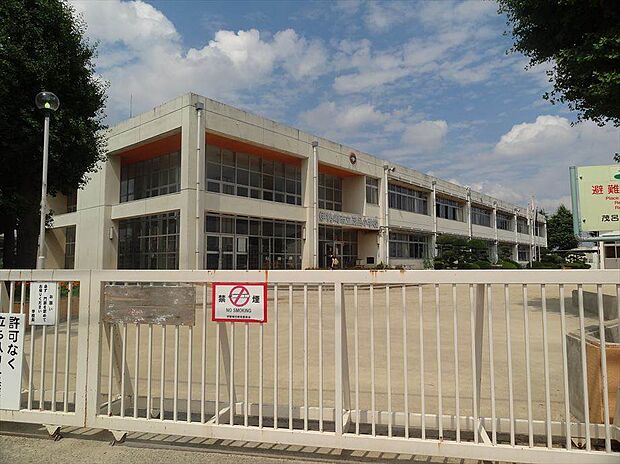 伊勢崎市立茂呂小学校 490m学校周辺は住宅街に囲まれており、落ち着いて勉強や生活ができる環境です♪