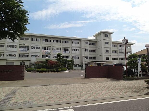 伊勢崎市立第一中学校 1255m学校周辺は閑静な住宅街なので、落ち着いて学習に取り組むことのできる環境です!!また西に流れる広瀬川に四季折々の自然を感じることができます♪