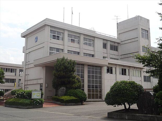 群馬県立伊勢崎高校 1829mモールが近接しているため、お迎えの時にお買い物ができます♪周辺には自然があり、落ち着いて勉強や生活を送ることができます♪