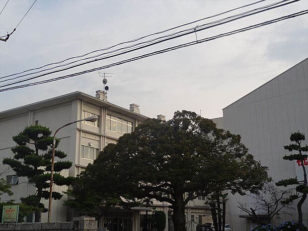 群馬県立伊勢崎清明高校 1411m周辺はお店などがあり、お迎えの際にお買い物ができます♪市役所や消防署が近接しており、安心して勉強や生活を送ることができます♪