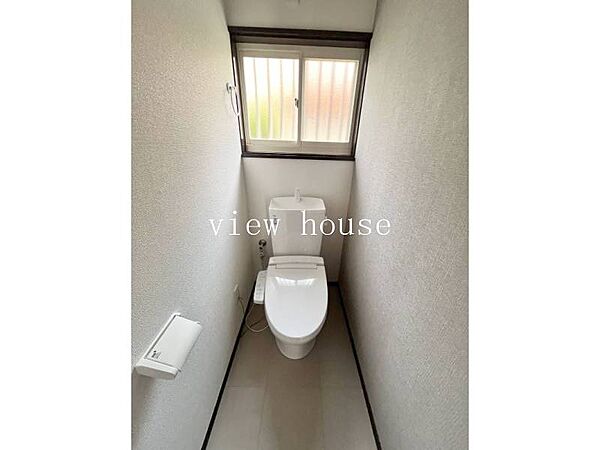 ・外の明るい日差しを取り込めるトイレになります♪