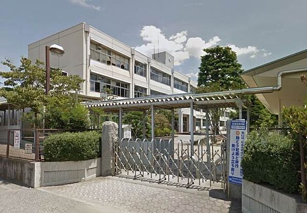 伊勢崎市立北第二小学校 1567m学校の東には粕川が流れているのでウォーターフロントに広がる緑と自然に囲まれた豊かな環境の中にあります♪