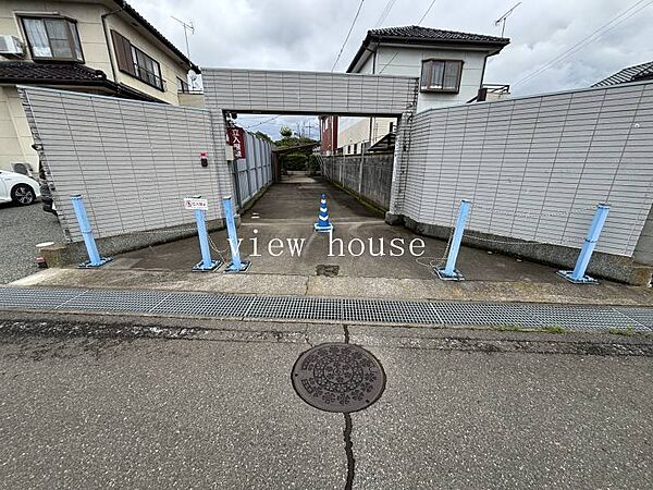 ・現地