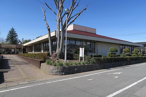 境図書館 622m営業時間：平日 9：00～19：00 土・日 9：00～17：00/休館日：月曜日・祝日（日曜日を除く）・年末年始・ 館内整理日（月末金曜日） ・蔵書点検期間