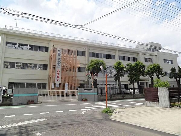 伊勢崎市立境小学校 975m住宅街に囲まれた落ち着いた環境で勉強に取り組むことができます♪