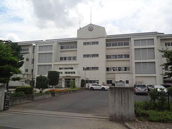 伊勢崎市立境南中学校 1736m近くには広瀬川が流れ、豊な緑に囲まれた落ち着いた環境で勉強に取り組むことができます♪