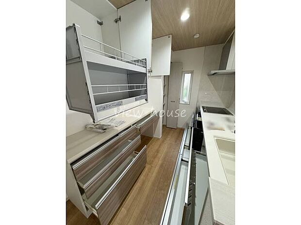 キッチンは収納スペースがたくさん!スライド収納なので使いたい調理器具などがすぐに取り出せます!